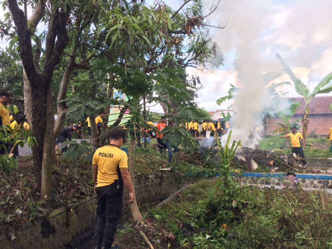 
 Personil Polres Malang melakukan pembersihan sampah di area DAM sungai Desa Mangunrejo Kepanjen. (ist) 