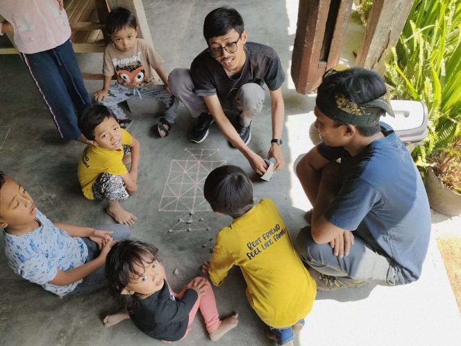 
 Founder Pendopo Sumber Cinde dan Jelajah Kampung Nusantara, M. Anwar dan Koordinator Dolang, Uzi, asyik ikut bermain dalam permainan tradisional. (ist)