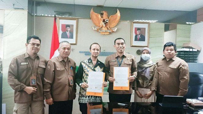 
 Berfoto bersama usai penandatanganan kerjasama. (ist)