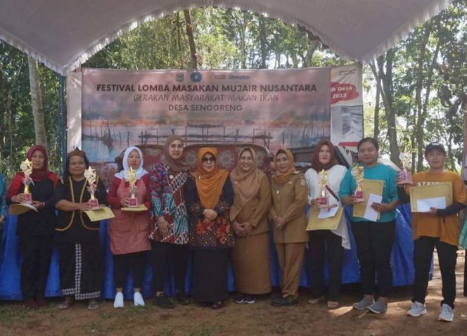 
 Para pemenang Festival Lomba Masakan Mujair Nusantara yang digagas Pemerintah Desa Senggreng. (ist) 