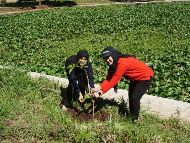 
 Penanaman pohon yang dilaksanakan di Embung Sumber Pucung Desa Senggreng. (ist) 