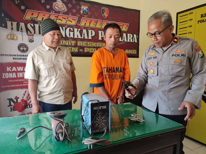 
 Kapolsek Turen Kompol Edy Hari Adi Kartika (paling kanan) menunjukkan barang bukti yang diamankan dari pelaku. (bacamalang/Dhimas) 