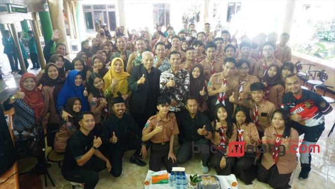 
 Menteri Pendidikan dan Kebudayaan periode 1993-1998 Prof. Wardiman Djojonegoro (tengah, berjas hitam) bersama siswa dan guru SMAN 4 Kota Malang, Jumat (4/8/2023). (Nedi Putra AW)