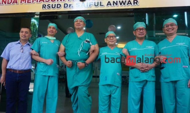 
 Ketua tim pendamping pemisahan bayi kembar siam RS dr Soetomo Surabaya dr Poerwadi SpBA, Subsp DA(K) (tiga dari kanan), dan Direktur RSSA Malang dr Bachtiar Budianto (dua dari kanan), bersama sebagian tim dari RSSA dan RS dr Soetomo Surabaya usai memberi keterangan pers di depan ruang IGD, Sabtu (12/8/2032). (Nedi Putra AW)