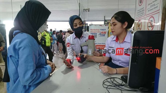 
 Petugas tiket sedang melakukan verifikasi tiket penumpang yang akan naik kereta api (Rohim Alfarizi)
