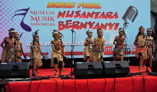 
 MIBand, salah satu finalis Vokal Group kategori SD saat tampil dalam babak final Nusantara Bernyanyi yang digelar Museum Musik Indonesia (MMI) di Rooftop Malang Town Square (MATOS), Jumat (25/8/2023). (Nedi Putra AW)