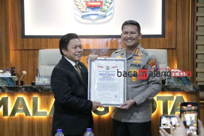 
 Kapolresta Makota Kombes Pol Budi Hermanto saat menerima penghargaan dari Direktur Lemkapi, Dr Edi Hasibuan, di Mapolresta makota (Rohim Alfarizi)