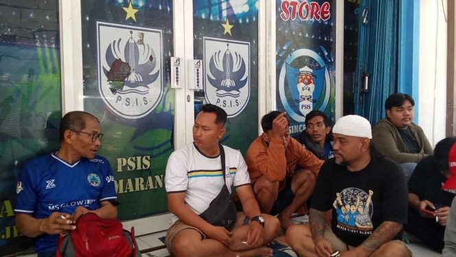 
 Miftahudin Romli alias Midun (53), Penggowes Menolak Lupa Tragedi Kanjuruhan, disambut hangat SneX (supporter Semarang Extreme, pendukung PSIS Semarang).(ist)