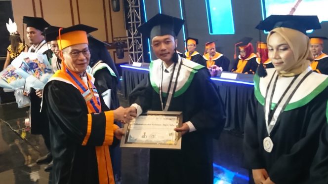 
 Rektor IBU Dr. Nurcholis Sunuyeko,M.Si. Saat menyerahkan penghargaan kepada wisudawan berprestasi. (Rohim Alfarizi)