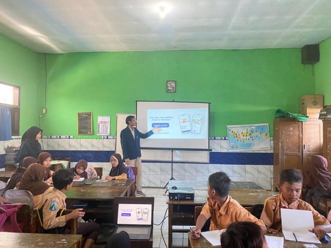
 Mahasiswa MMD 700 saat mengenalkan aplikasi 