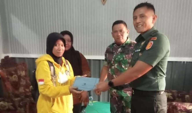 
 Di dampingi kedua orang tuanya, Amelia Dwi Nanda Risma menerima apresiasi dari Komandan Batalyon Bekang 2 Kostrad Letkol Cba Mochamad Andi Hidayat Arifianto. (Ist)