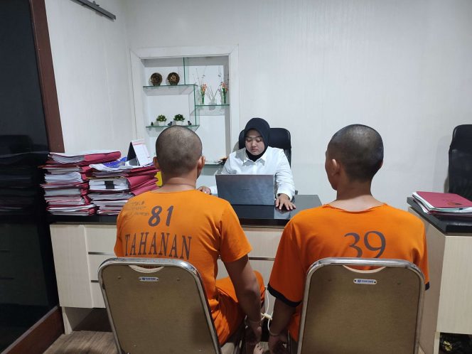 
 Kedua pelaku saat dimintai keterangan penyidik Unit PPA Satreskrim Polres Malang. (bacamalang/Dhimas) 