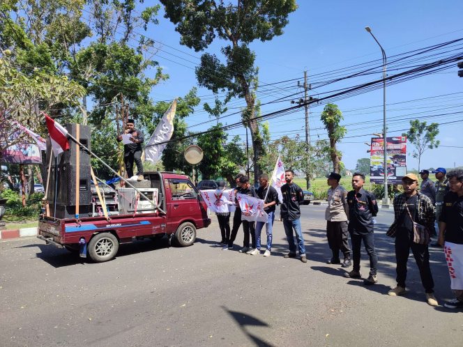 
 Sekumpulan massa yang tergabung dalam Grib Jaya Kabupaten Malang melakukan aksi unjuk rasa di depan Pendopo Panji Kepanjen. (bacamalang/Dhimas) 