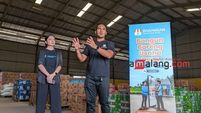 
 CEO & Co-Founder Dagangan Ryan Manafe turut menyampaikan secara komprehensif mengenai proses operasional Dagangan dimulai dari barang produsen masuk ke gudang hingga tiba ke tangan pembeli, Selasa (5/9/2023). (wahyu)