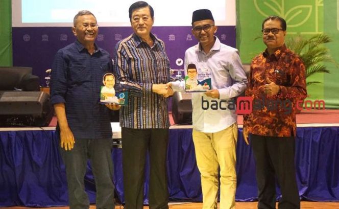 
 Dari kiri-Dahlan Iskan, Ketua Yayasan Harapan Bangsa Sejahtera Tee Teguh Kinarto, peneliti budaya Tiongkok Novi Basuki dan Rektor Ma Chung DR. Stefanus Yufra usai diskusi dalam Ma Chung Talk di di gedung Balai Pertiwi, Universitas Ma Chung Malang, Jumat, (8/9/2023). (Nedi Putra AW)