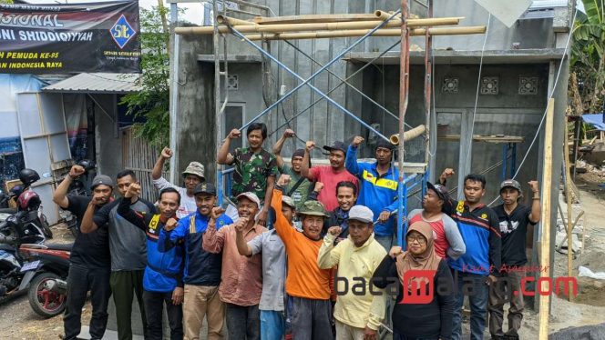 
 Foto tampak depan rumah Arie Widarko dalam proses pembangunan dengan tukang dan para relawan di Jalan Polowijen 2, Gang Jibris, RT 2/ RW 3. (wahyu)
