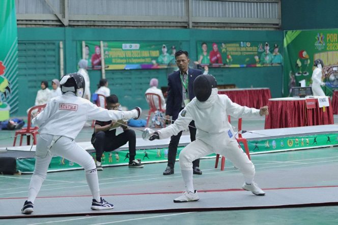 
 Pertandingan cabor anggar Porprov Jatim VIII/2023 nomor degen beregu putri, di Tenis Indoor GOR Delta Sidoarjo. (ist)
