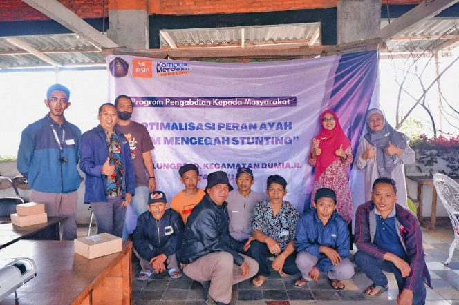 
 Psikolog Departemen Psikologi FISIP UB Ika Adita Silviandari, S.Psi., M.Psi (berdiri kedua dari kanan, jilbab pink) berfoto bersama usai workshop. (ist)