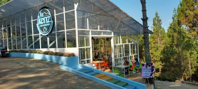 
 Para pengunjung tengah menikmati menu yang disajikan KENZ Cafe & Resto, pada saat soft opening. (Yan)