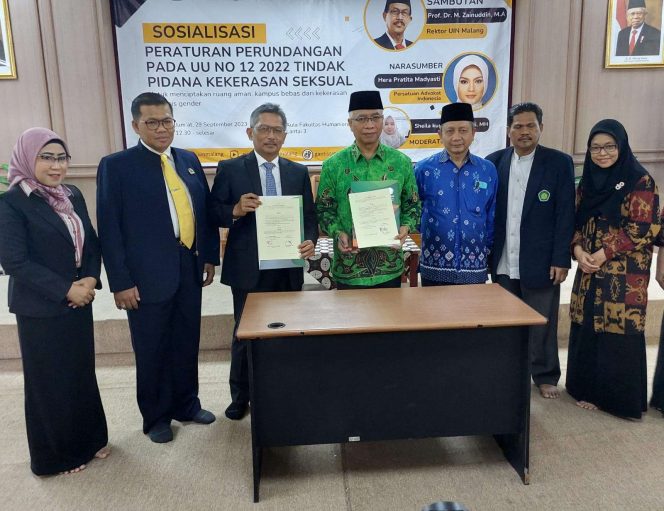 
 Ketua DPC Peradi Malang Raya Iwan Kuswardi ( nomor tiga dari kiri) dan Dr. H. Isroqunnajah, M.Ag sebagai Wakil Rektor 4 Bidang Kerjasama dan Pengembangan Lembaga ( kemeja hijau ) di lantai 3 aula fakultas humaniora UIN Malang (ist)