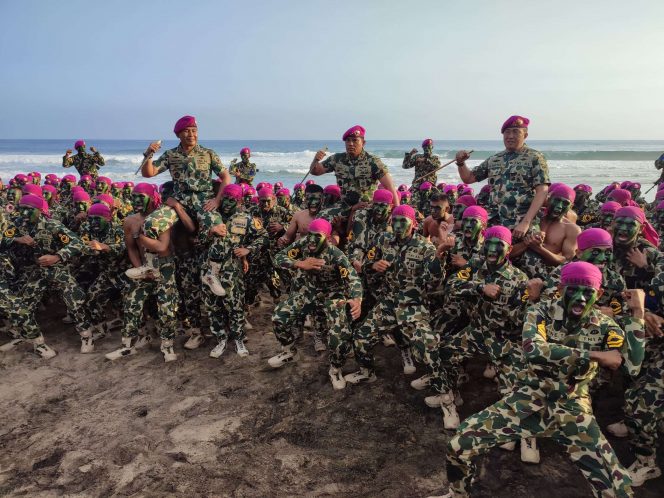 
 Para prajurit muda Korps Marinir usai mengikuti kegiatan pembaretan di Pantai Baruna Kabupaten Malang. (bacamalang/Dhimas) 