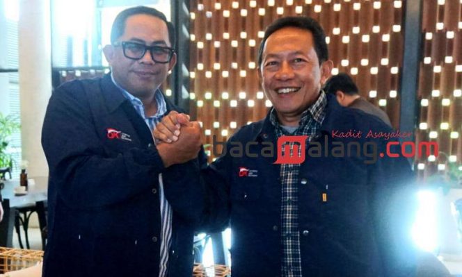 
 Kepala OJK Malang Sugiarto Kasmuri (kanan), didampingi Kepala OJK Regional 2 Jawa Barat Indarto Budiwinata saat  media gathering di Kota Bandung, Jawa Barat, Jumat (6/10/2023). (Nedi Putra AW)