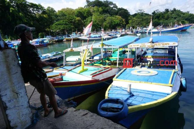 
 Seorang nelayan dengan kapal motornya di Pantai Sendangbiru Malang. Pertamina dan BPH Migas menyediakan solusi untuk mendekatkan akses energi nelayan ini dengan memperbolehkan nelayan mengambil BBM di SPBU terdekat. (Nedi Putra AW)