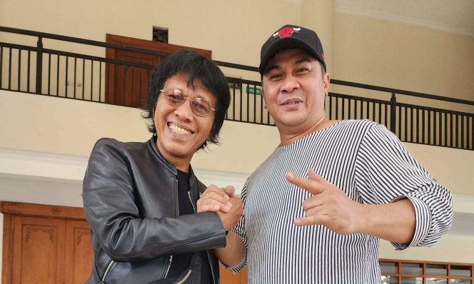
 Adian Napitupulu saat berjumpa Cak Abdul Qodir disela-sela mendampingi Ganjar Pranowo di Kota Malang. (ist)