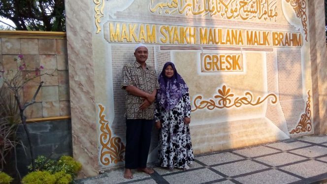 
 H. Kusworo Rachman (59) dan sang istri Hj. Nur Saadah (57), warga Mondoroko Gang 1 No. 42 RT 05 RW 5, Banjararum, Kecamatan Singosari, Kabupaten Malang, dengan berboncengan menaiki motor mereka melakukan perjalanan dengan berziarah ke makam Wali Limo. (Yan)