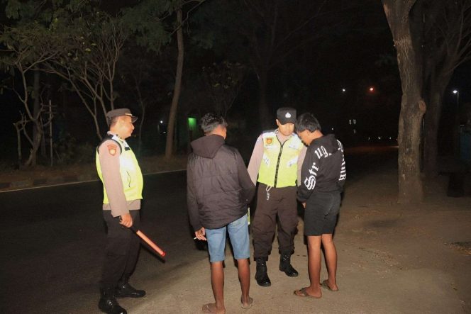 
 Polisi melakukan tindakan persuasif kepada remaja yang akan mengikuti balap liar. (dok Humas Polres Malang).