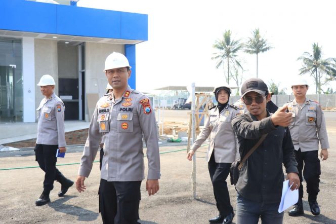 
 Kapolres Malang AKBP Putu Kholis Aryana saat meninjau pembangunan Satpas Prototipe di Dusun Tegaron. (ist) 
