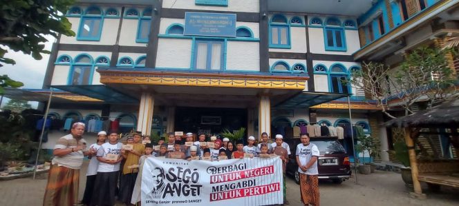 
 Hangatnya Komunitas Ganjar Pranowo, Berbagi Nasi Kotak di Pondok Pesantren