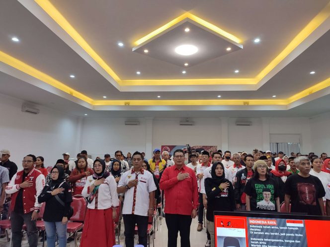 
 Ketua DPC PDI Perjuangan Kabupaten Malang Didik Gatot Subroto (tengah) dalam kegiatan konsolidasi dengan para relawan di Kantor DPC PDI Perjuangan Kabupaten Malang. (bacamalang/Dhimas)