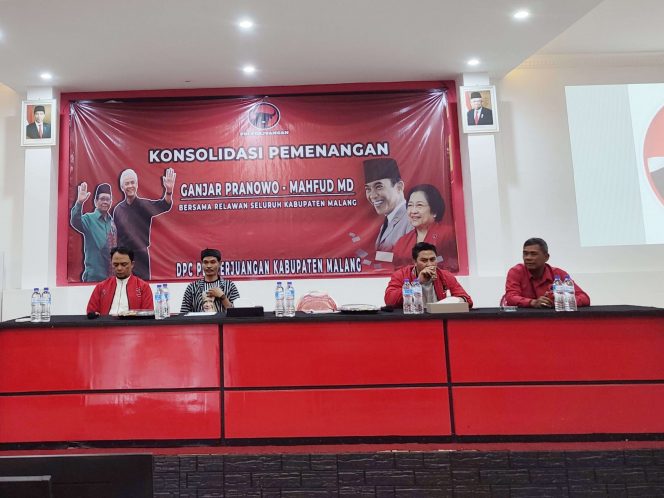 
 Kepala Baguna DPC PDI Perjuangan Kabupaten Malang Abdul Qodir (dua dari kanan) dalam kegiatan konsolidasi di Kantor DPC PDI Perjuangan Kabupaten Malang. (bacamalang/Dhimas) 