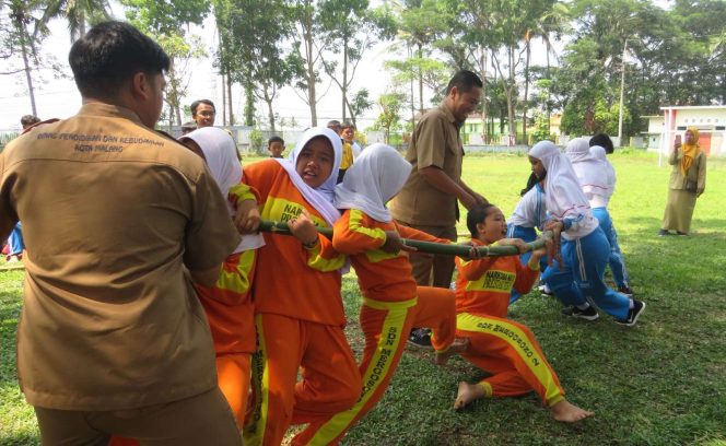 
 Kemeriahan lomba permainan tradisional dorong bambu Dagongan di Museum Pendidikan di Tlogowaru Kota Malang, Senin (13/11/2023). (Nedi Putra AW)