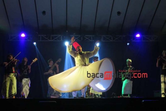 
 Penampilan grup musik Arca Tatasawara yang berkolaborasi dengan Gubug Sufi dalam penutupan Jatim Art Forum di Taman Krida Budaya Jawa Timur, Rabu (8/11/2023). (Nedi Putra AW)