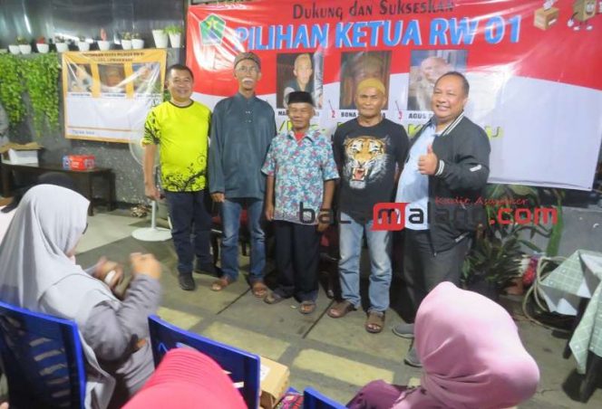 
 Para kandidat Ketua RW 01 Lowokwaru diapit Lurah Lowokwaru Syafril Aries Sandhi (kanan), dan Polisi RW Aiptu Hairil usai proses pemilihan di salah satu rumah warga,  Sabtu (11/11/2023). (Nedi Putra AW)