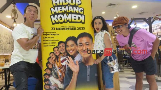 
 Teuku Rifnu Wikana (Asmuni), Naimma Aljufri (Rohana), El Gibran (Basuki), tiga pemeran Film Srimulat : Hidup Memang Komedi, saat Gala Premiere di  Cinema XXI Transmart MX Mall, Minggu (19/11/2023). (Nedi Putra AW)