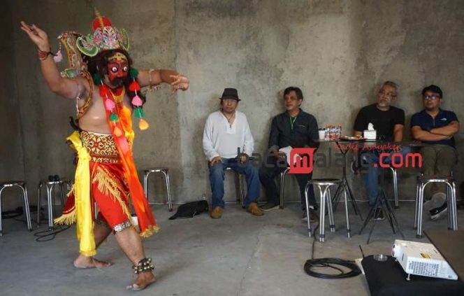 
 Penampilan Tari Topeng dari Sanggar Sailendra Desa Kranggan, Ngajum Kabupaten Malang saat konferensi pers Borobudur Writers and Cultural Festival Ke-12 di Malang, Selasa (21/11/2023). (Nedi Putra AW)