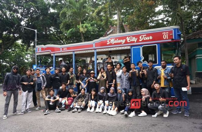 
 Mahasiswa Arsitektur ITN Malang berfoto di depan Bus Malang City Tour atau Macito usai menggelar Kuliah Bersama tentang Perkembangan Arsitektur Kota Malang, Sabtu (25/11/2023). (Nedi Putra AW)