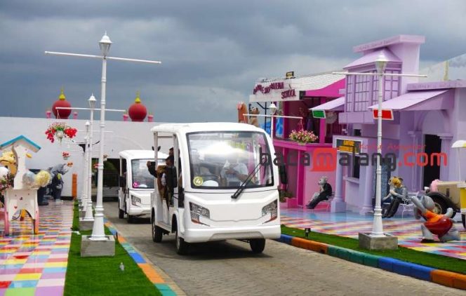 
 Pengunjung menumpang shuttle car atau e-car saat melintas wahana Drive Thru Park di area Jatim Park 2, Selasa (28/11/2023). (Nedi Putra AW)