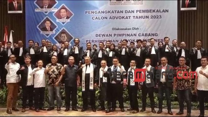 
 Ketua DPC Peradi RBA Agustianus Siagian, SH dan Sekjen DPN Peradi RBA, Imam Hidayat, SH. MH bersama Para undangan dan Advokat baru  usai pengangkatan di Hotel Savana, Selasa (28/11/2023) (Rohim Alfarizi)