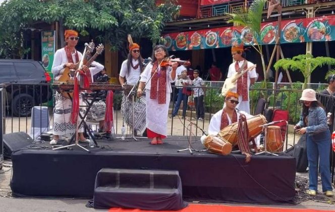 
 Kelompok musik Arca Tatasawara saat tampil memerihakan Hari Jadi ke-1263 Kabupaten Malang, diramaikan dengan Kanjuruhan Culture Carnaval (KCC) yang dipusatkan di sepanjang Jalan Ir Soekarno atau Jalibar Kepanjen, Sabtu (25/11/2023). (ist)