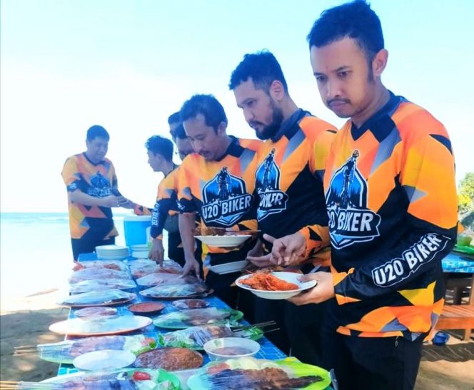 
 Pengunjung makan bersama mencicipi kuliner di Pantai Kondang Merak. (ist)