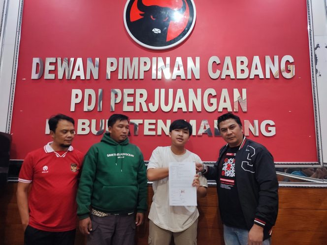 
 Pengunggah ujaran kebencian terhadap Megawati Soekarnoputri, Randy Juniardi menunjukkan surat pernyataan di Kantor DPC PDI Perjuangan Kabupaten Malang. (bacamalang/Dhimas) 