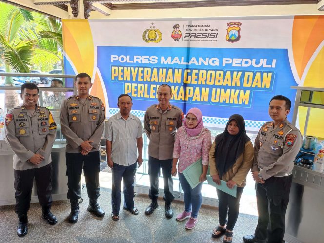 
 Polres Malang memberikan pendampingan kepada keluarga korban Tragedi Kanjuruhan yang ingin mendaftar sebagai anggota Polri. (bacamalang/Dhimas) 