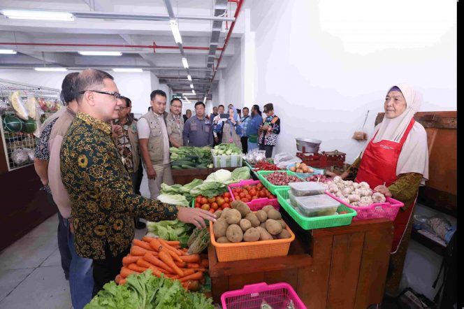 
 Pj. Wali Kota Batu Dr. Aries Agung Paewai, S.STP., M.M saat melakukan inspeksi ke Pasar Induk Among Tani. (Yan)