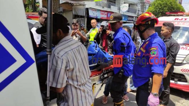 
 Jenazah Korban saat dievakuasi tim relawan dan PMI menuju Mobil Ambulance untuk dibawa ke RSSA Malang. (Rohim Alfarizi)