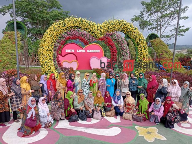 
 Para wisatawan yang berkunjung, saat tengah sesi foto bersama di Baloga. (Yan)