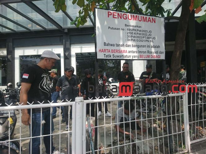 
 Pemasangan papan pengumuman setelah putusan PK, disaksikan Kuasa hukum Tatik, Helly, SH dengan di kawal Singa Perkasa Nusantara (Rohim Alfarizi)